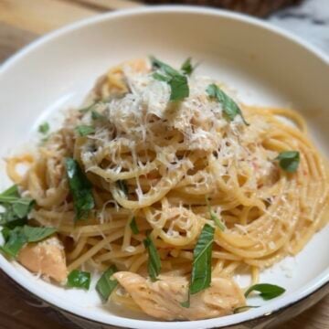 Summer Chicken Pasta with tender chicken breast, fresh garden tomatoes, garlic, basil, and pasta tossed in a light white wine butter sauce.